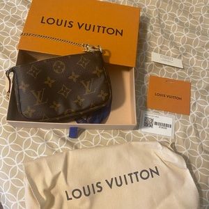 Authentic Louis Vuitton Mini Pochette Accessoires in Monogram w/ insert